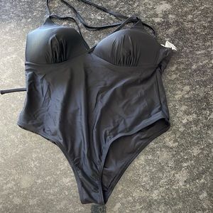 1x fits small black Cupshe bathing suit.